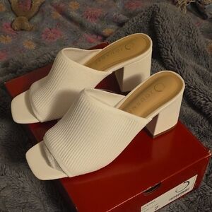 Journee Collection White Ribbed Open-Toe Block Heel Mules